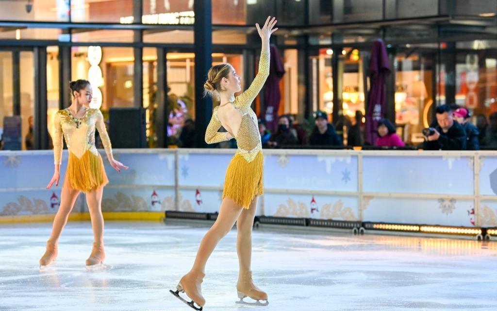 魔都眼世界冠军冰舞秀点亮浦东500城市冰场