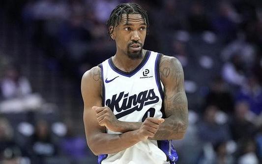 联盟官方:国王后卫马利克蒙克因假摔被处以2000美元罚款