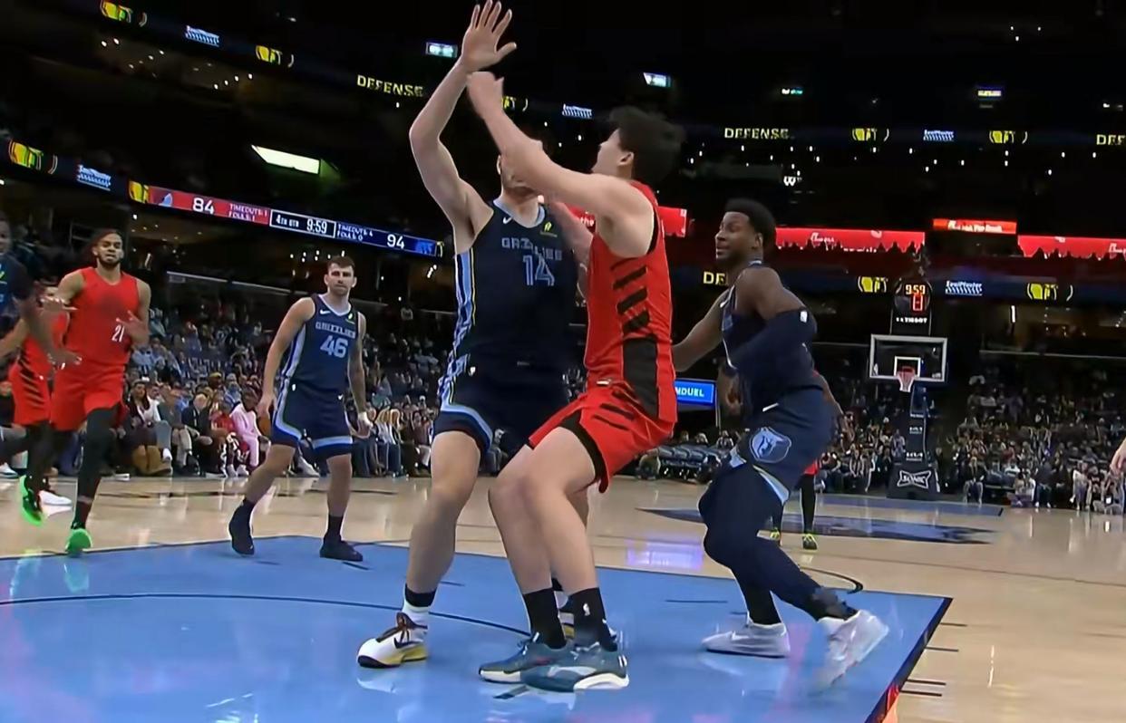 终于来了！杨瀚森打成开拓者大腿，生涯第一次首发碾压扎克埃迪！