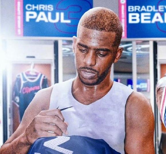 被晾在一边根据NBA规定，快船不能立刻将保罗裁掉或者进行交易