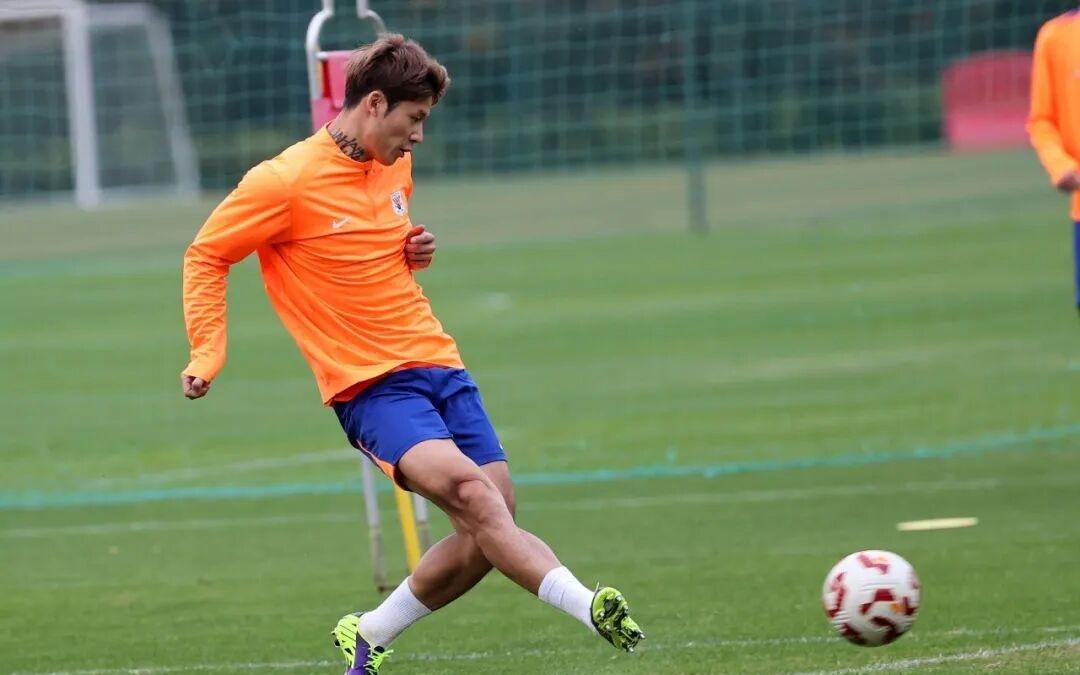 山东泰山队积极备战客场与武汉三镇队的中超联赛