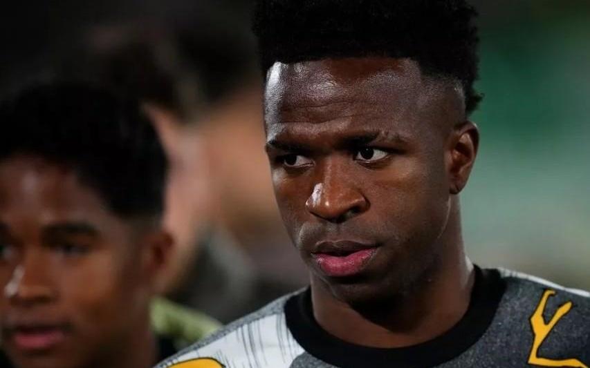 镜报:英超俱乐部密切关注维尼修斯,曼联利物浦都曾对他有意