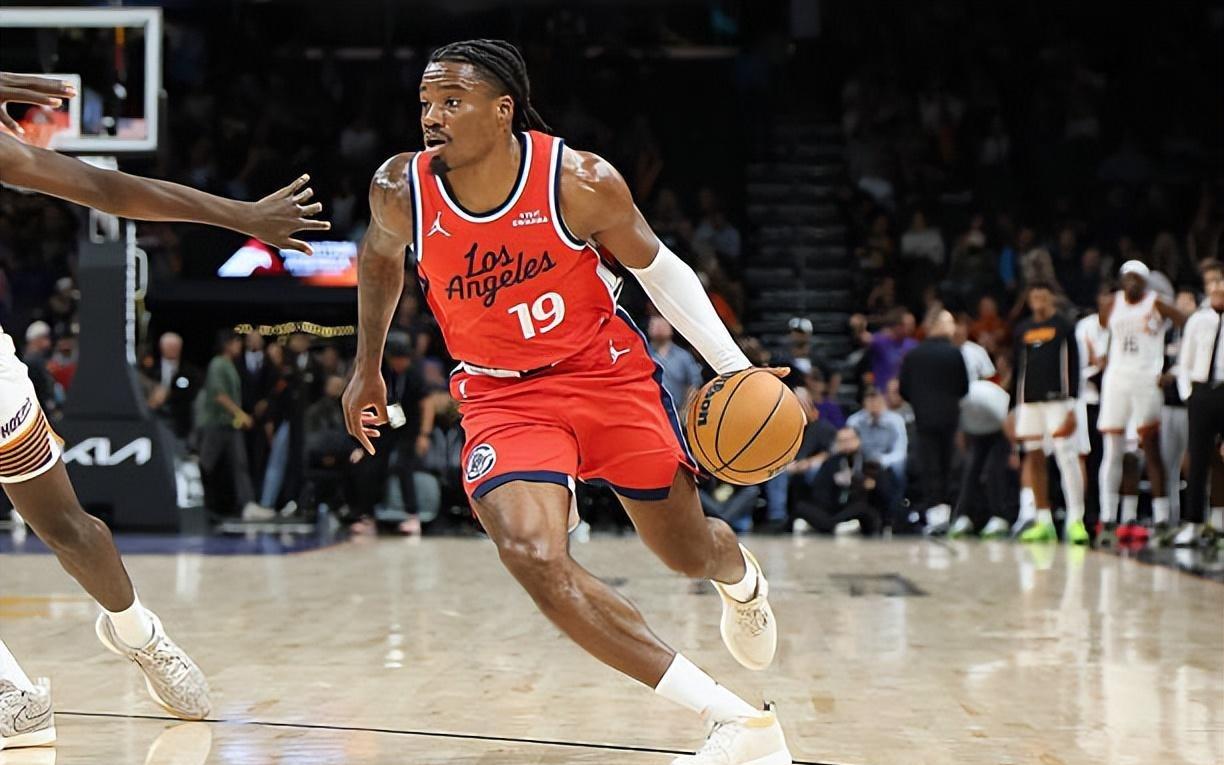 在发展联盟都有些打不明白，快船之前为什么要给他双向合同