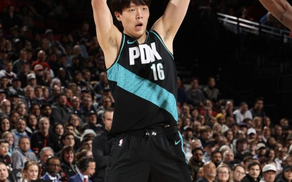 网友疯狂!杨瀚森9+5+3原来这么强美记狂吹,球迷从狂喷到膜拜