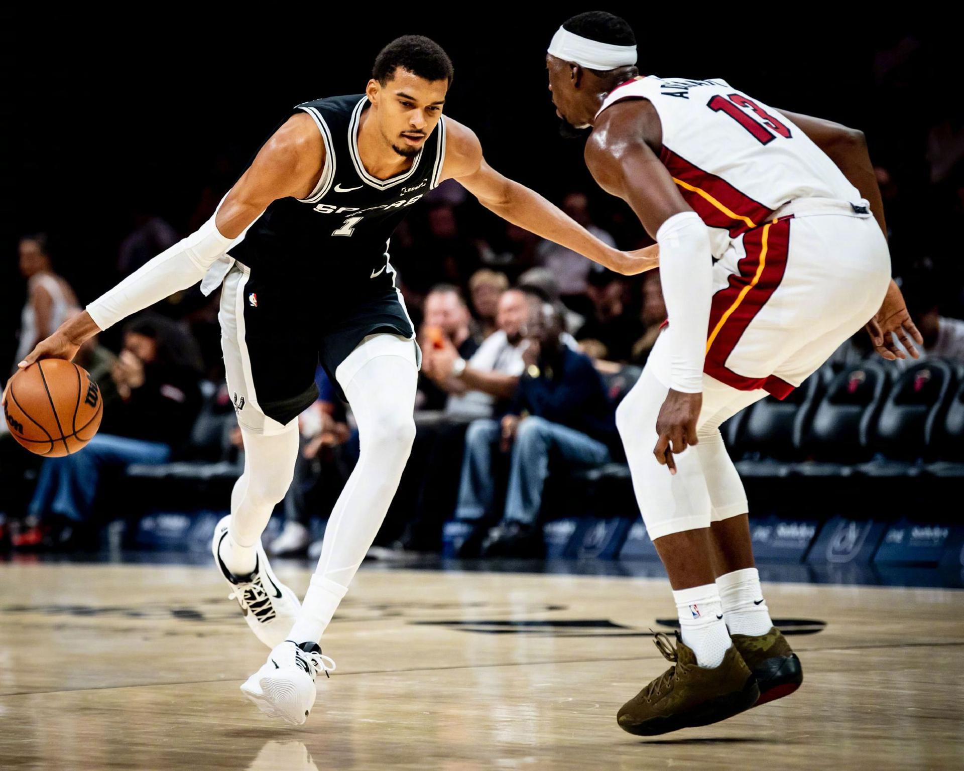 马刺vs尼克斯前瞻：文班大战唐斯，一场势均力敌的较量