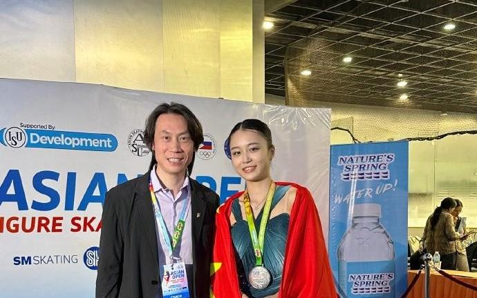 亚洲花样滑冰公开赛：张瑞阳、朱易、许琬笛包揽女单前三