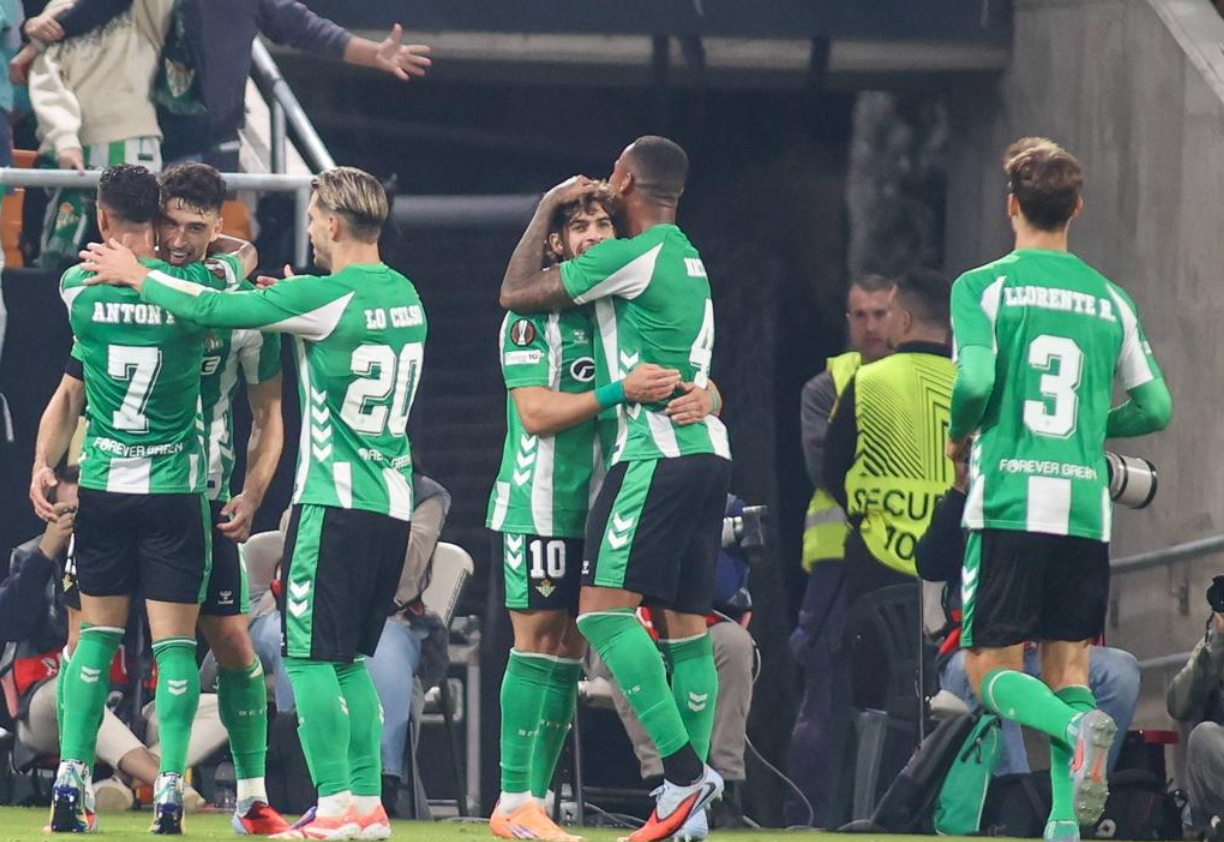 欧战4场不败,安东尼巧射破门:2场造4球,彻底征服球迷