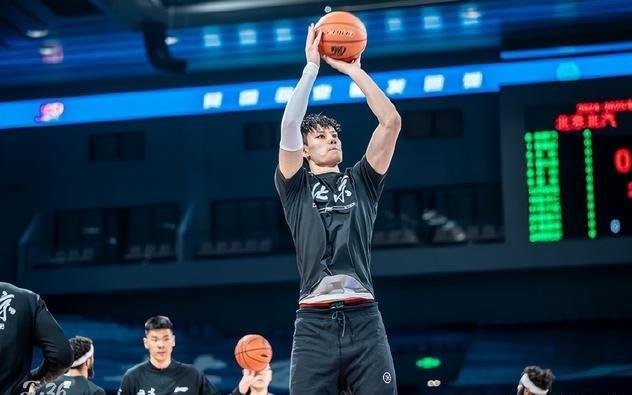 北京男篮续约奥莫特真因曝曾凡博引起多支澳大利亚NBL球队兴趣