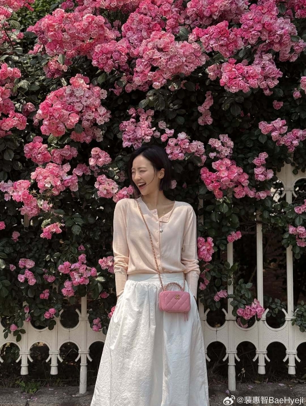 LCK女主持裴惠智晒照：越是炎热的时候，越要笑着加油哦