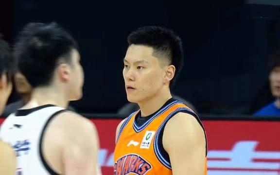 3连胜,上海男篮晋级杯赛8强,张镇麟首秀6+6迅速融入王哲林5中5