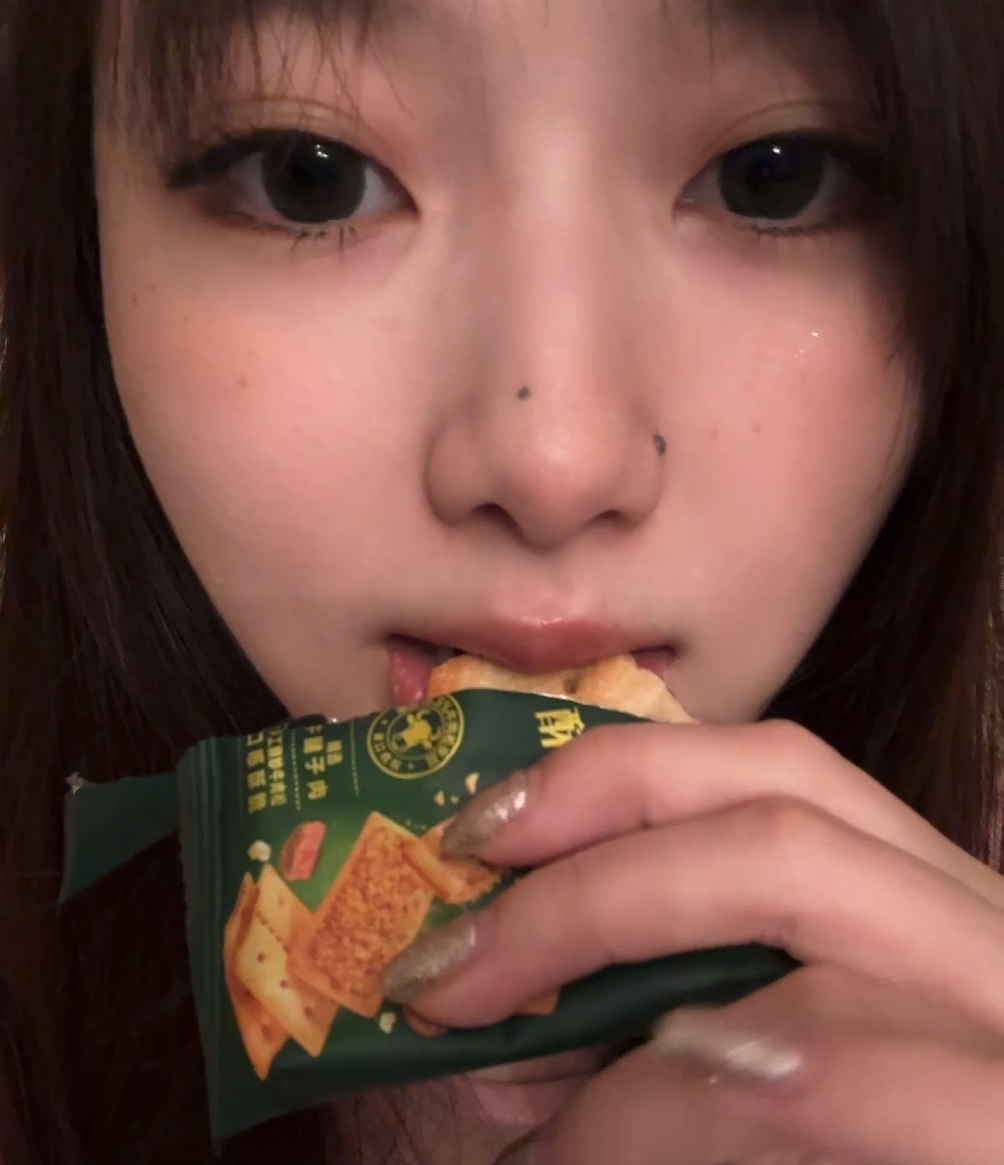 真跟天舒在一起啦互动主持阿芙晒男友视角：今天吃醉鸡煲