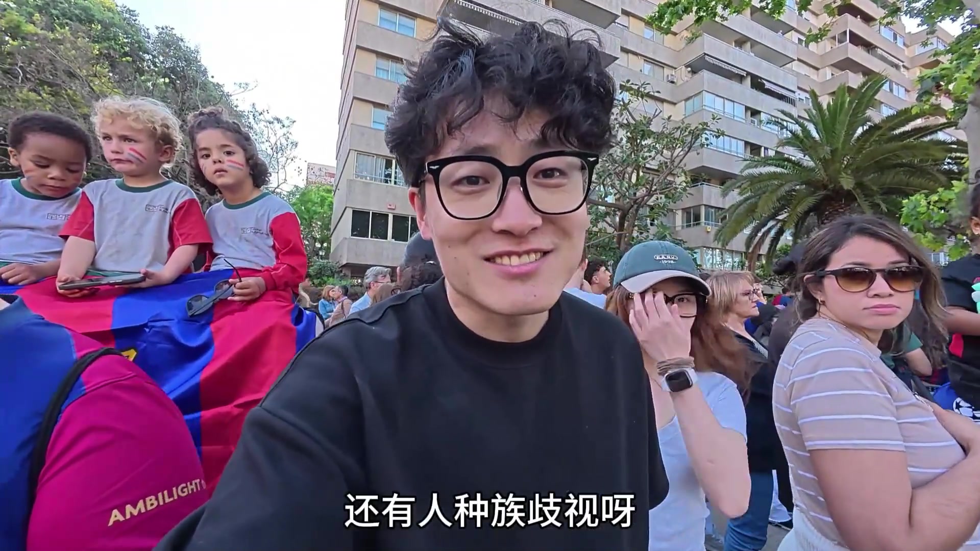 博主拍夺冠游行被穿巴萨球衣的球迷歧视强硬掐着脖子让其说sorry