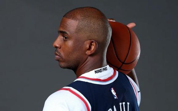 在沉船之际，他们把老船长第一个扔下去