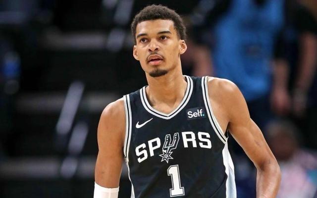 文班确认明日复出战雷霆马刺能否掀翻无敌之师