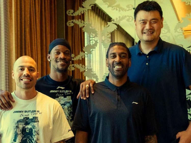 辽篮青训教练和巴特勒姚明同框！梅奥真有面,前CBA董事长变年轻了