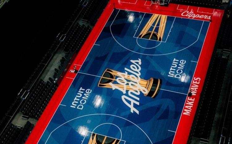 快船官方晒主场铺设NBA杯地板:准备好迎接明日的比赛了!