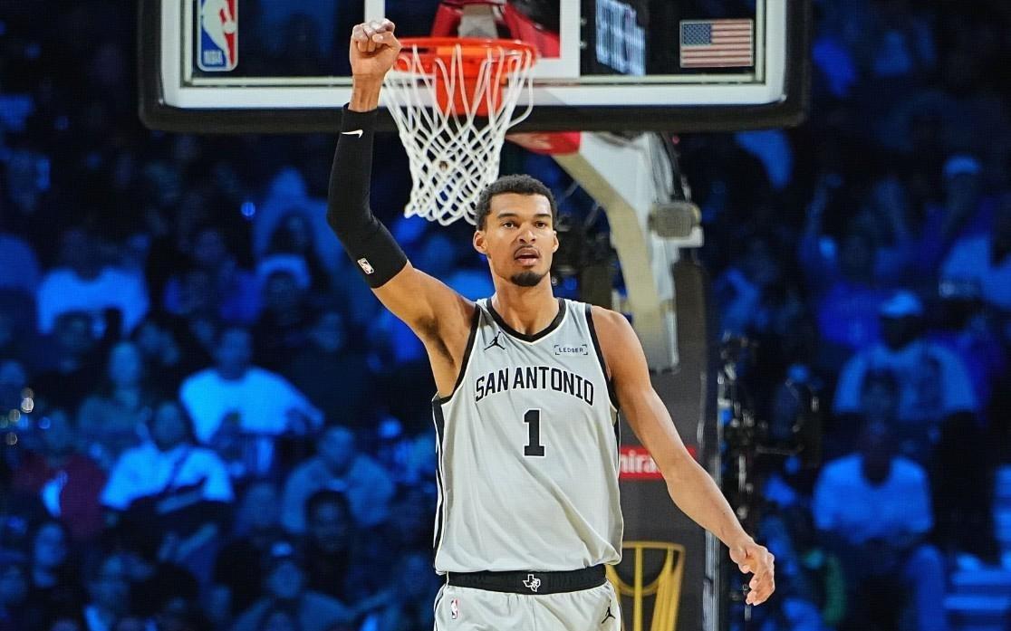 超强统治力,文班复出替补登场20分钟轻取22分9板&正负值+21