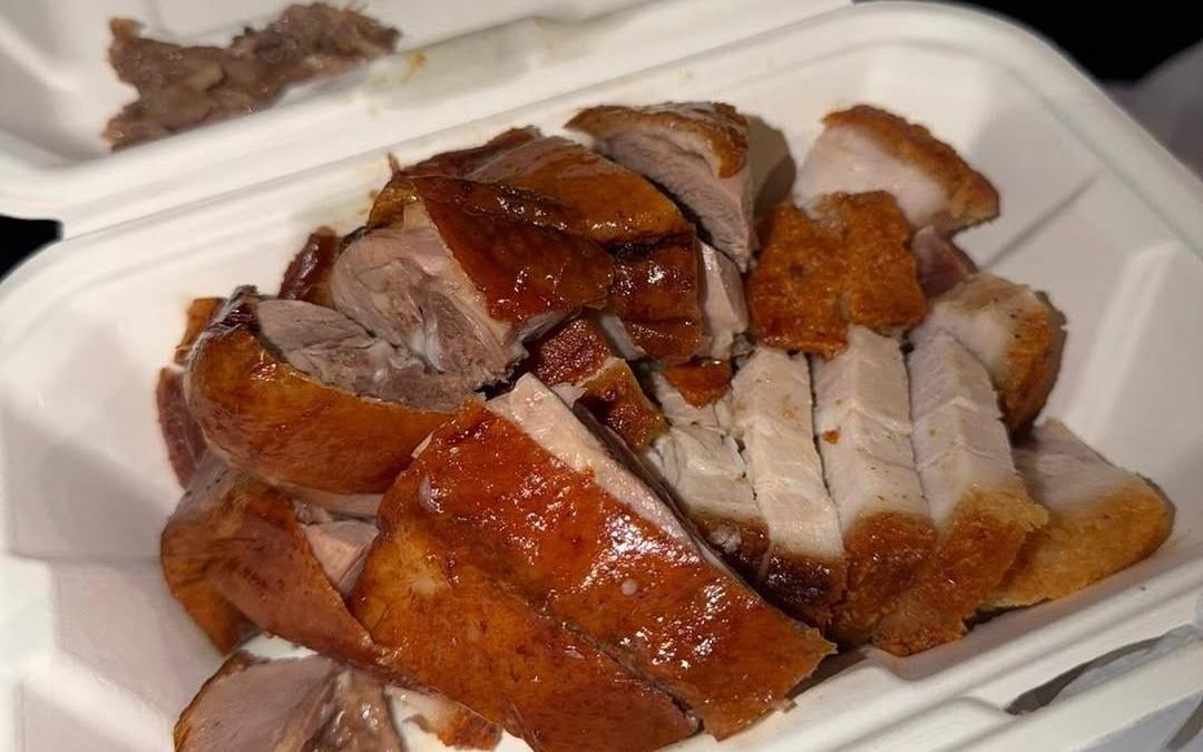 新体验，哈兰德分享品尝中式烧腊的照片