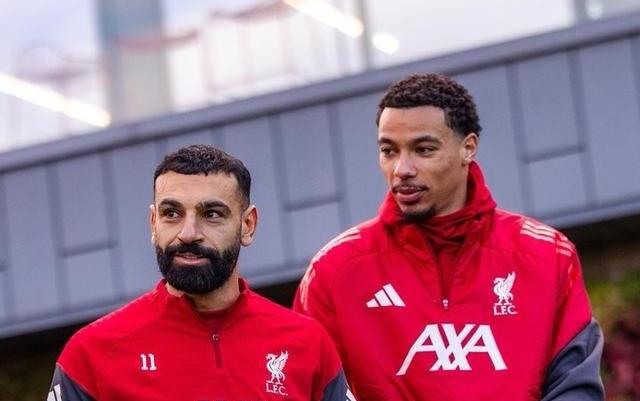 利物浦官方社媒晒萨拉赫训练照，和伊萨克、埃基蒂克有说有笑