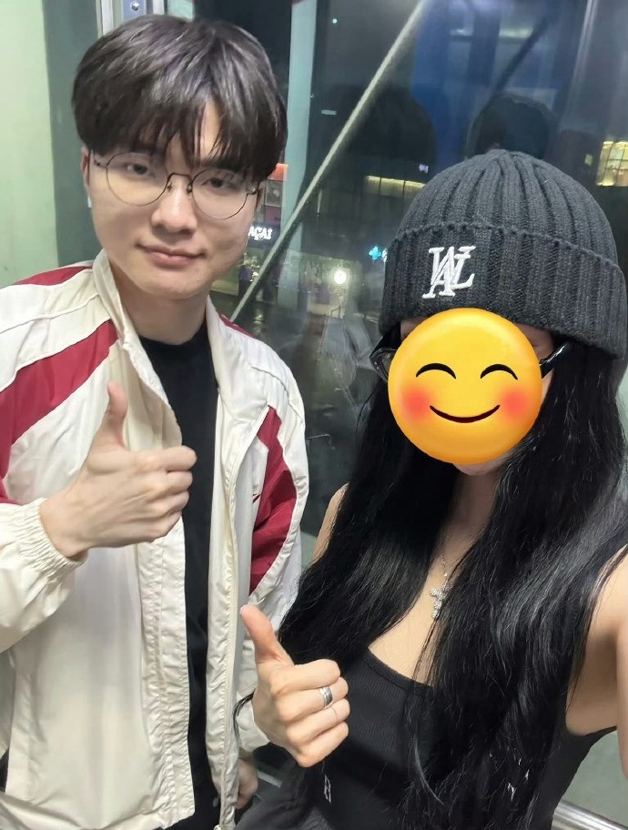 经典手势韩国女粉晒与Faker合照：吃完海底捞出来偶遇Faker