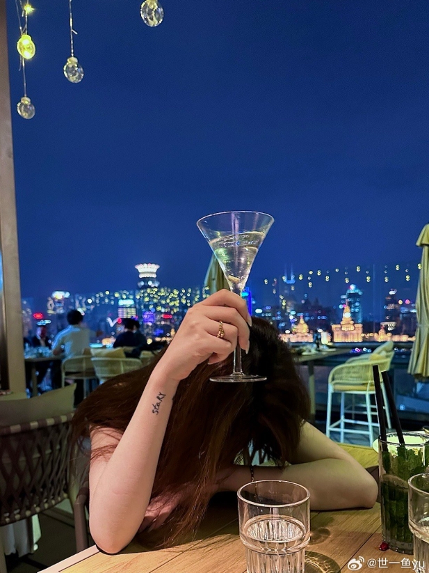 厂长女友晒约会照：有点忧郁的厂！