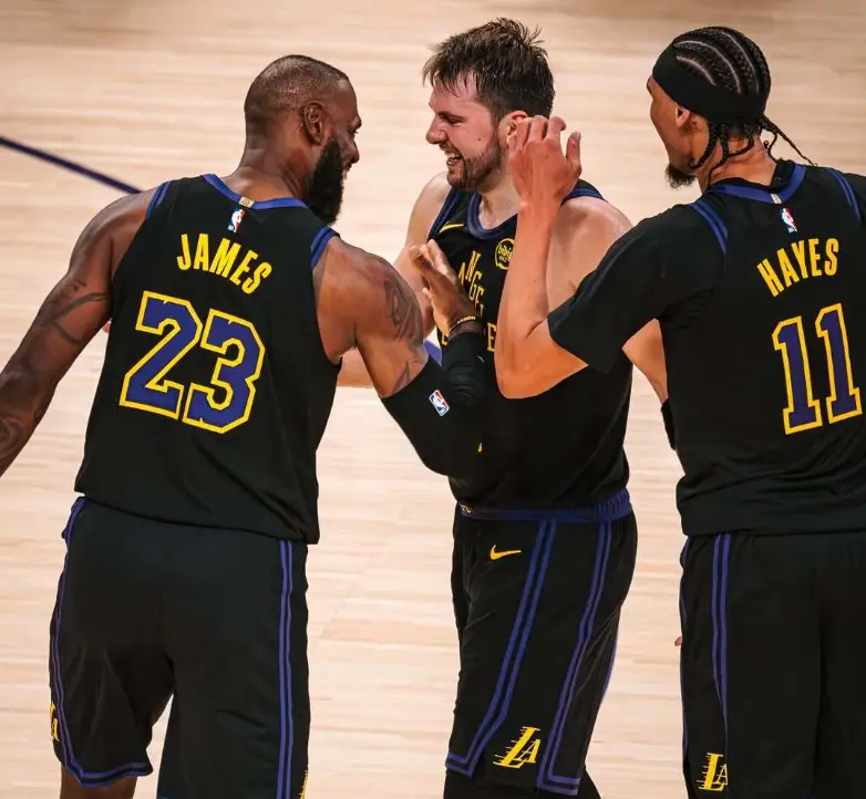 詹姆斯复出，湖人胜率提升30%，艾顿被