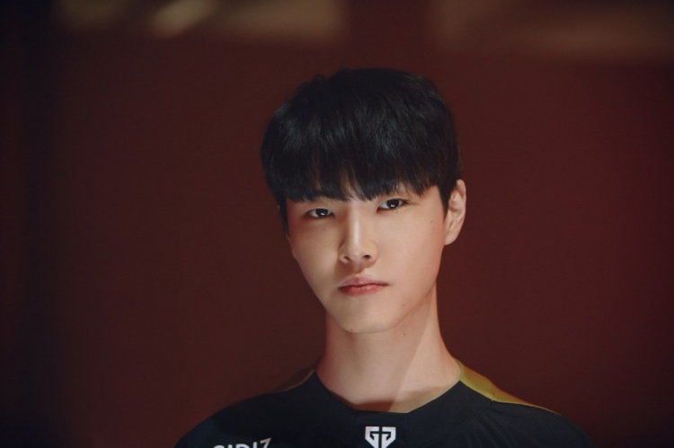 Chovy：我只是做了该做的操作会帮Ruler拿五杀的
