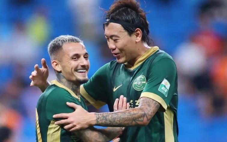 中超30岁巨星沦为笑柄,退出国家队后状态暴跌,媒体:他是个庸才