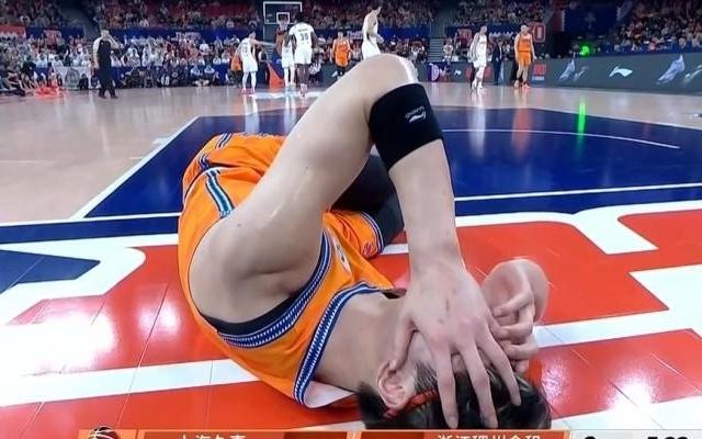 痛击队友！张镇麟飞身上篮时一肘将队友王哲林击倒