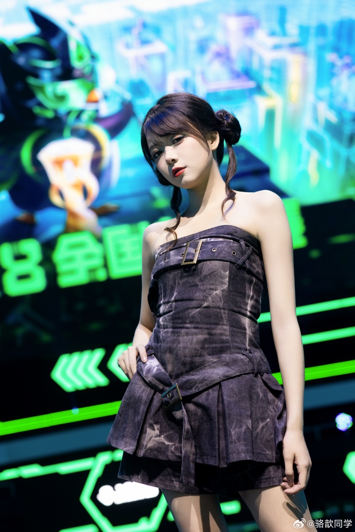 LPL女主持人骆歆晒照：欢迎来到赛博世界
