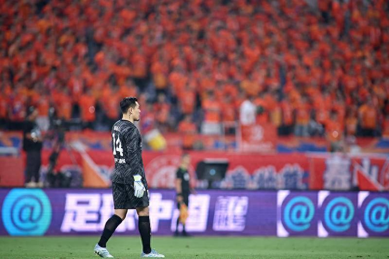 “扔袖标”风波未停亚足联的罚单也来了，山东鲁能烦恼一大堆