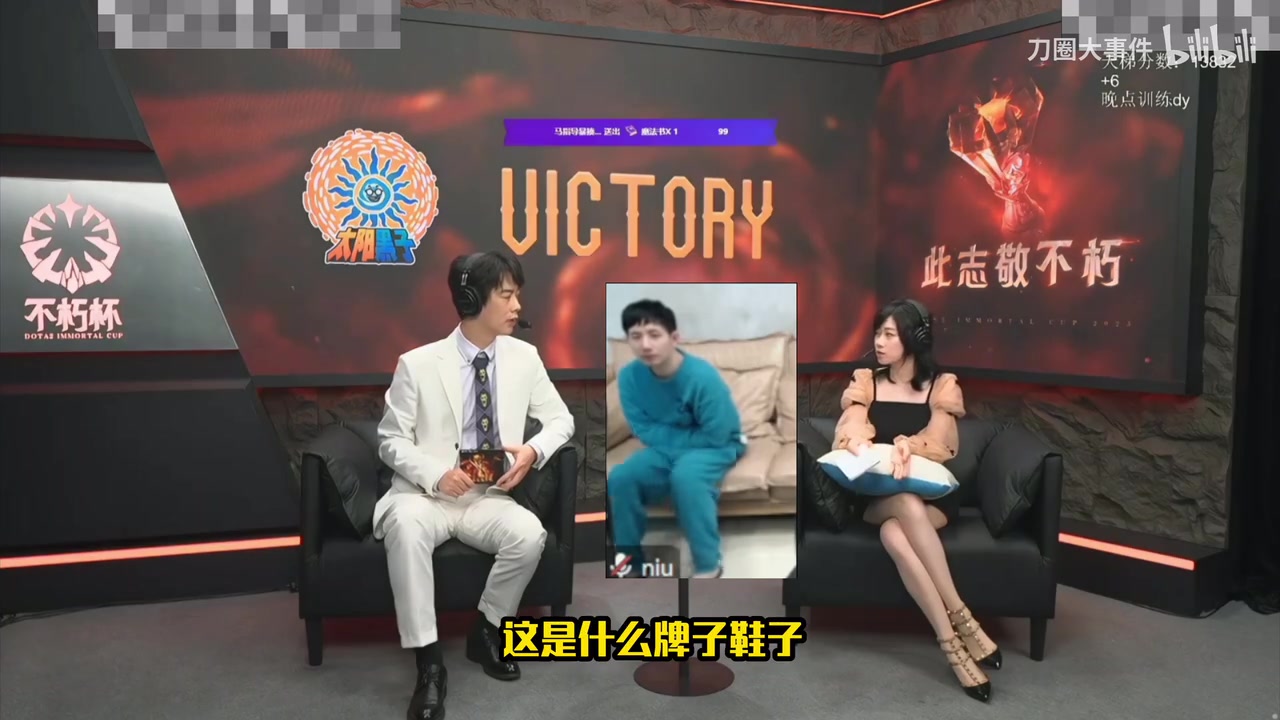 Fy看主舞台Ams露腿念弹幕：真想舔两口正常人最多舔一口你舔两口