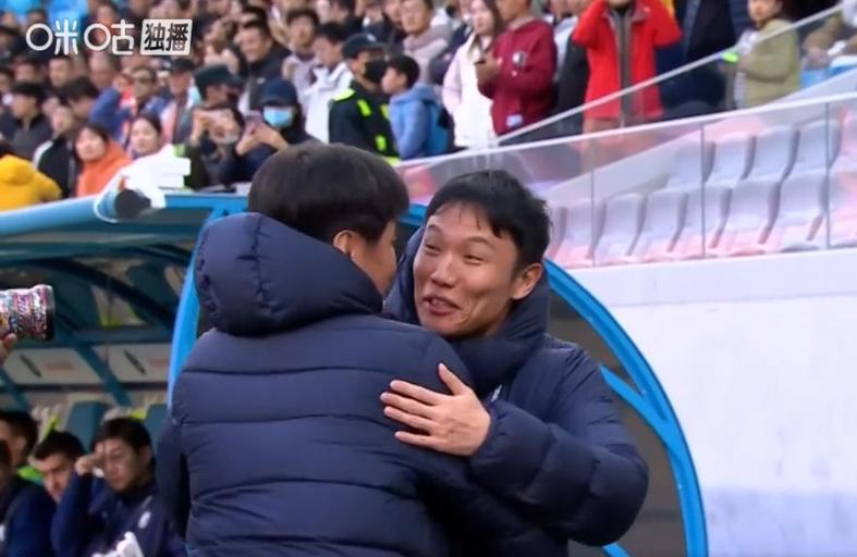 有李霄鹏必保级海牛明年难了！邓卓翔人在江湖教授：骂声一片