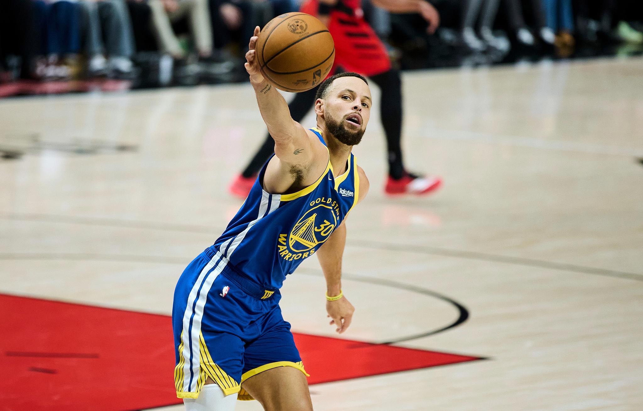 12记三分轰48分，库里一战狂刷9项纪录！勇士2连败3大问题太扎眼