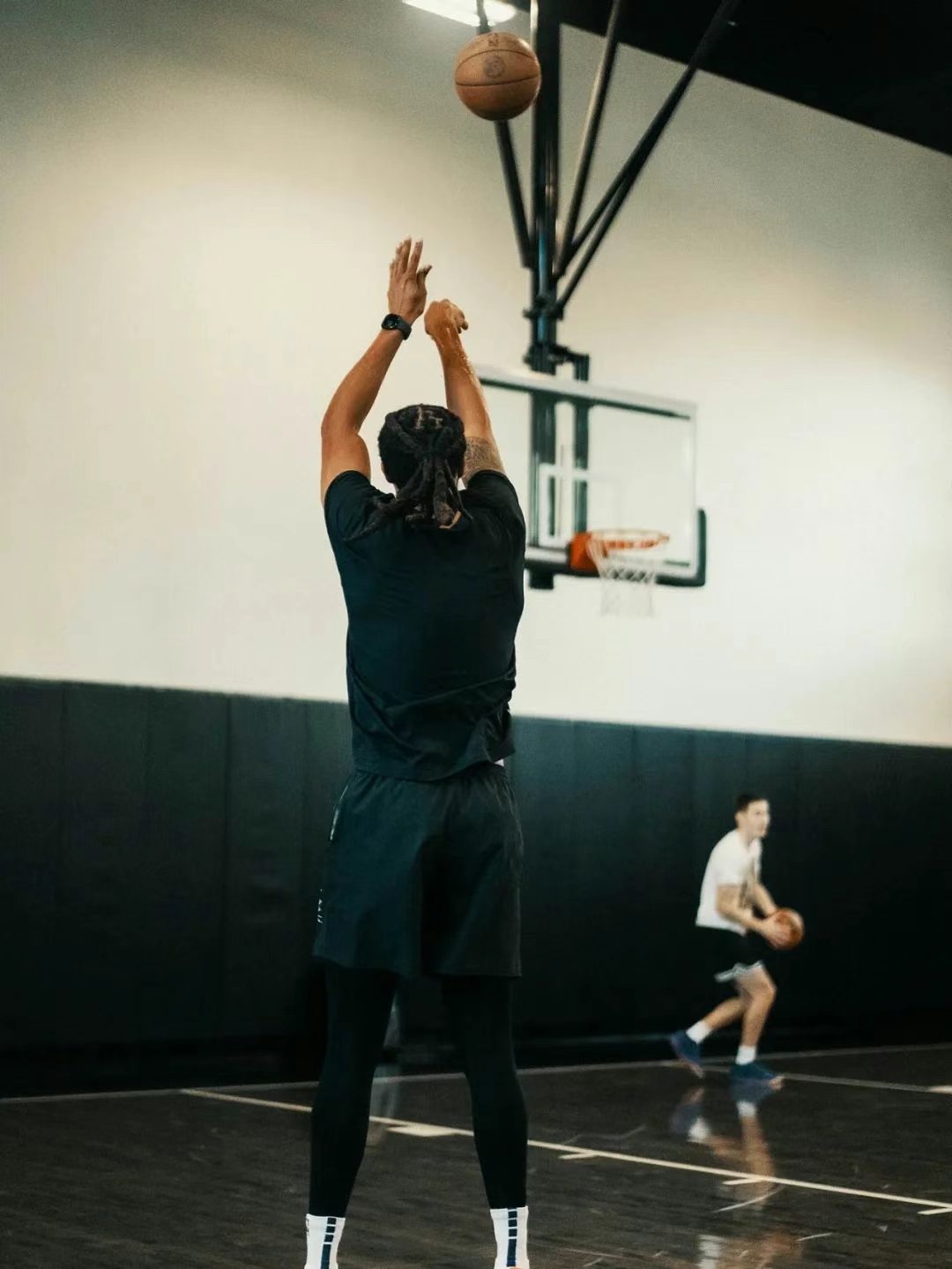 告别NBA！无人问津啊，三分神射远赴海外，三次大伤把他毁了