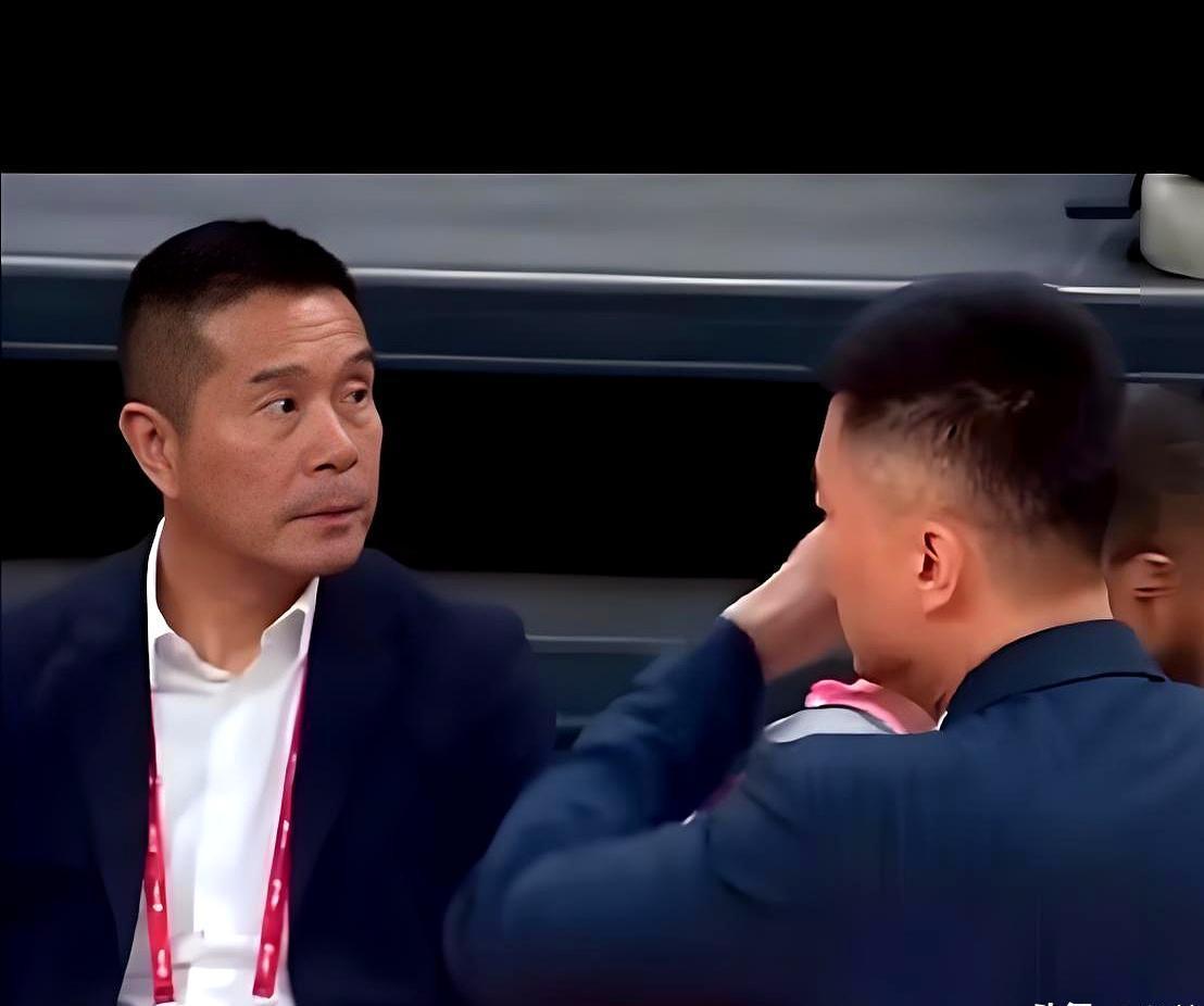 他是CBA获总冠军最多的老板，全运会夺冠站C位，妻子依旧风韵犹存