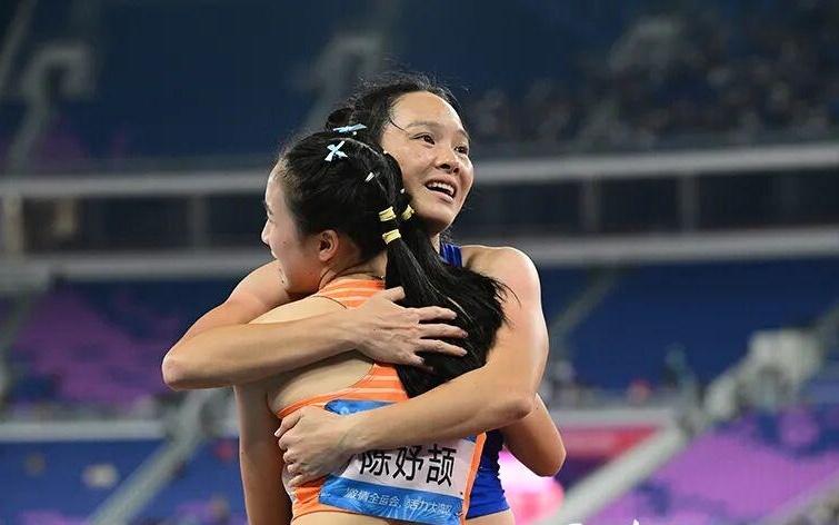 两代“飞人”燃跑道，一捧薪火传希望