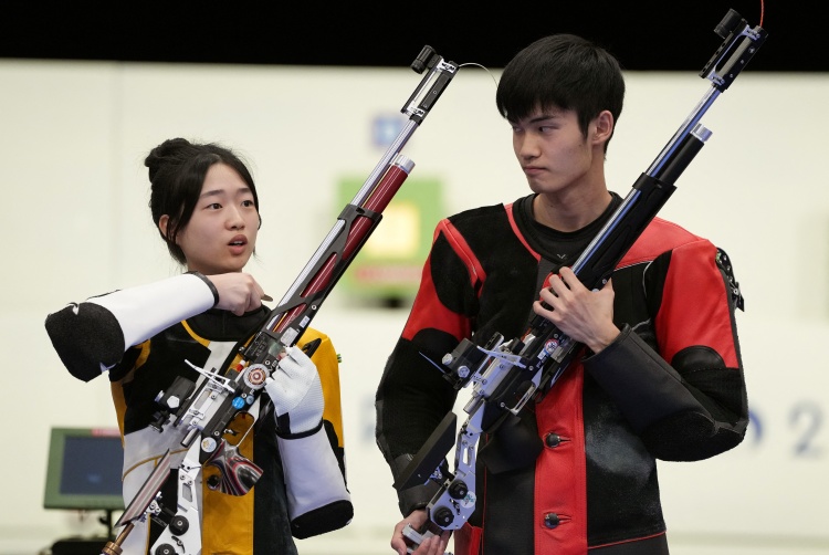 神枪手！盛李豪&黄雨婷分别领跑10米气步枪项目男、女世界第一