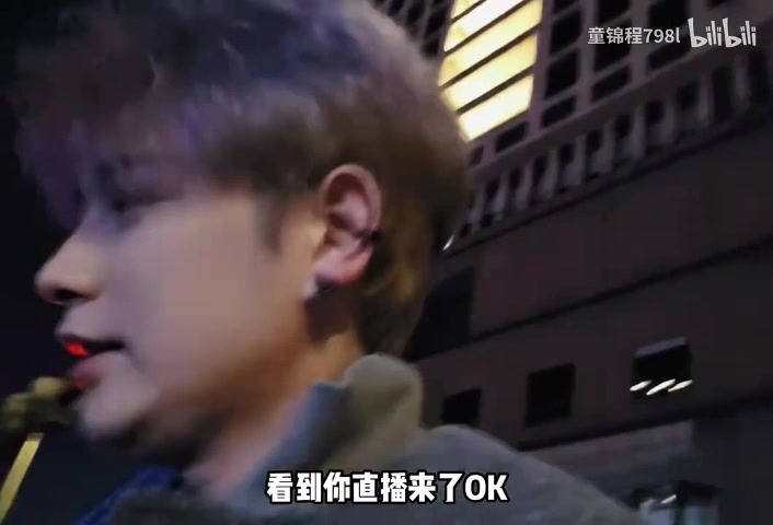 童锦程开法拉利路遇外卖小哥粉丝被问为啥经常和外卖员合影：因为他们辛苦呀