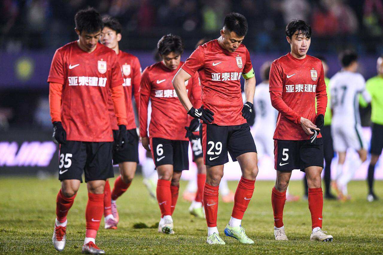 亚泰为何会提前一轮降级到中甲，背后原因首次揭晓，引发球迷热议