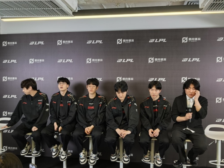 JDG赛后群访教练：不该打架的时间段应该避开前期要平稳渡过