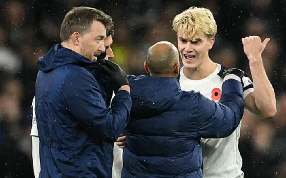 求战心切,贝里瓦尔拒绝因脑震荡被换下并一度推搡热刺队医