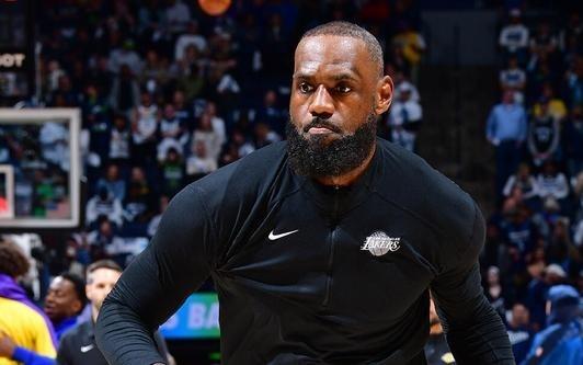 Shams:詹姆斯首次参与5V5对抗训练为复出首秀做准备