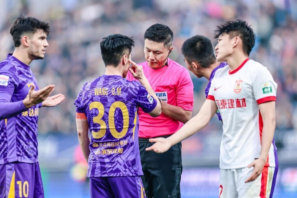 亚泰又在补时崩盘50岁洋帅包间看呆2爱将染红+乌龙或成降级罪人