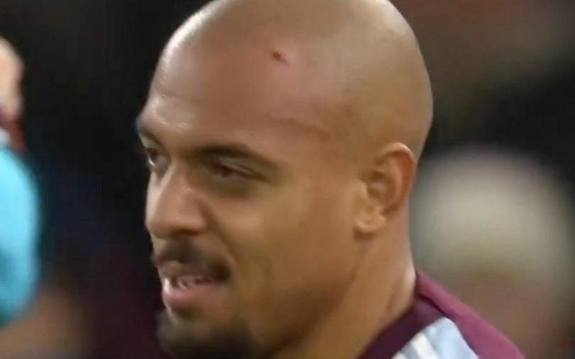 進(jìn)球后在客隊(duì)看臺(tái)前慶祝，馬倫的頭部被投擲物砸傷了