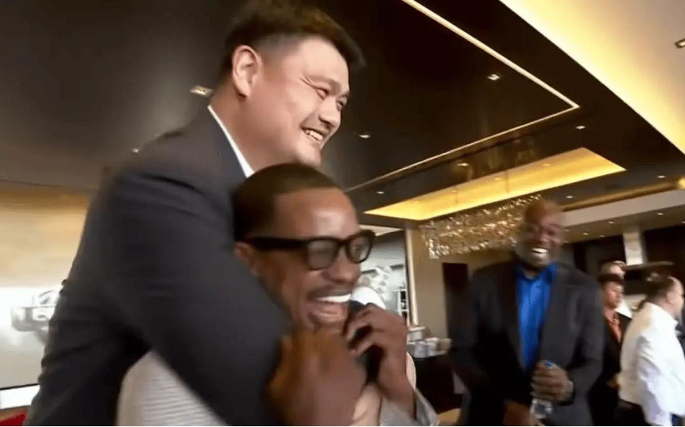 好友相见乐开怀!姚明今日火箭比赛中被拍到背后熊抱弗朗西斯
