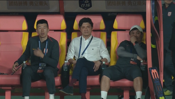 作何感想亞泰近4輪僅拿1分仍陷降級區(qū)，謝暉賽后呆坐教練席