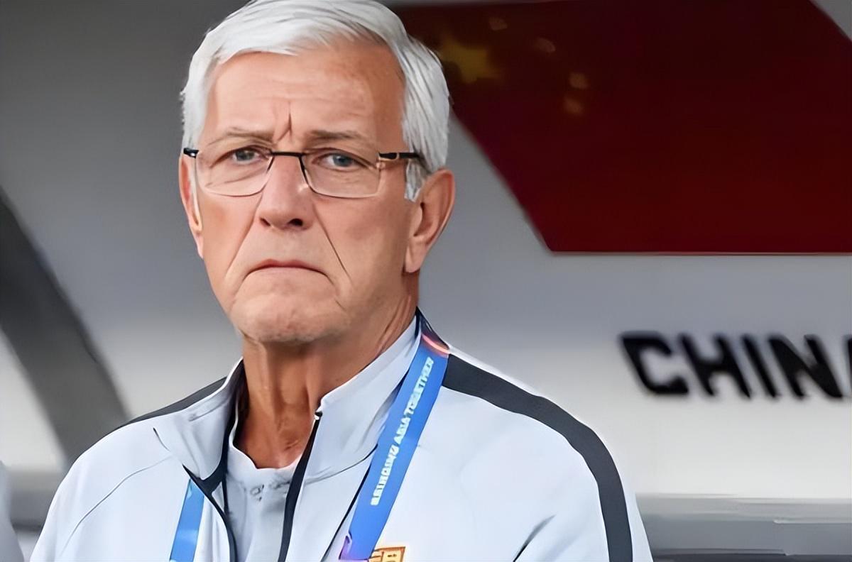 他是跟武磊齐名的上港锋霸,离队后沦落中乙,如今35岁退役当教练