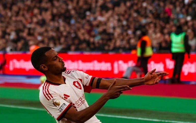 雪藏萨拉赫激活两大亿元先生,伊萨克处子球,利物浦20终结3连败