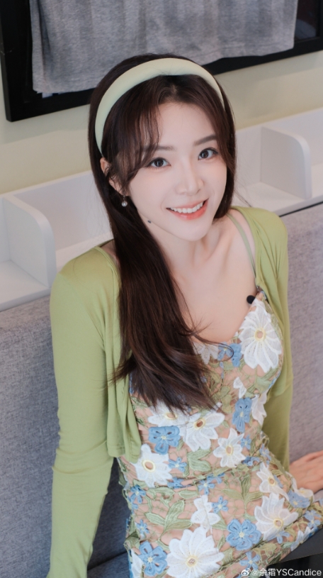 胸前怎么还有小黑子余霜晒照：青提味的夏天绿色穿搭清新一夏
